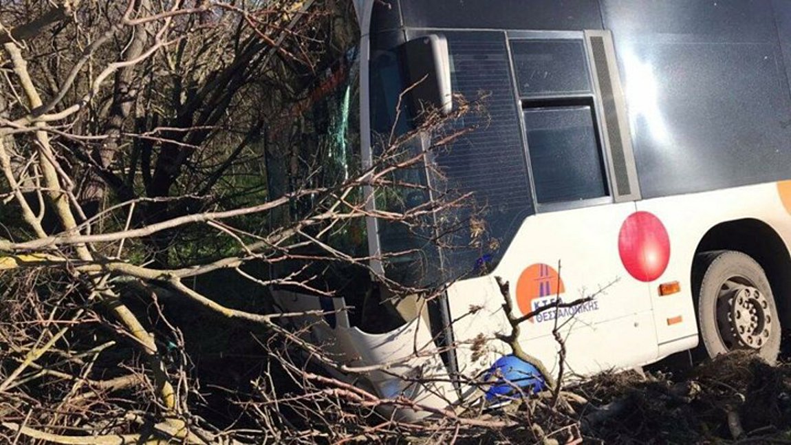 Θεσσαλονίκη: Λεωφορείο του ΚΤΕΛ έπεσε σε χαντάκι στον Λαγκαδά – ΒΙΝΤΕΟ