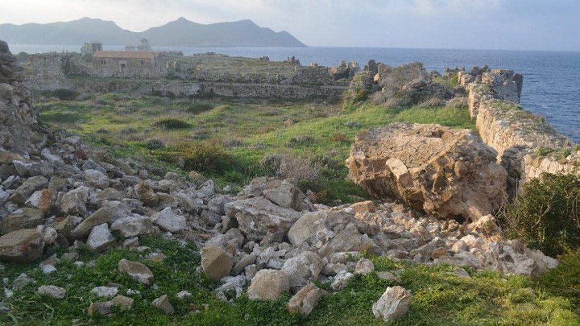ΥΠΠΟΑ: Κατέρρευσε τμήμα ημικυκλικού πύργου εντός του κάστρου της Μεθώνης