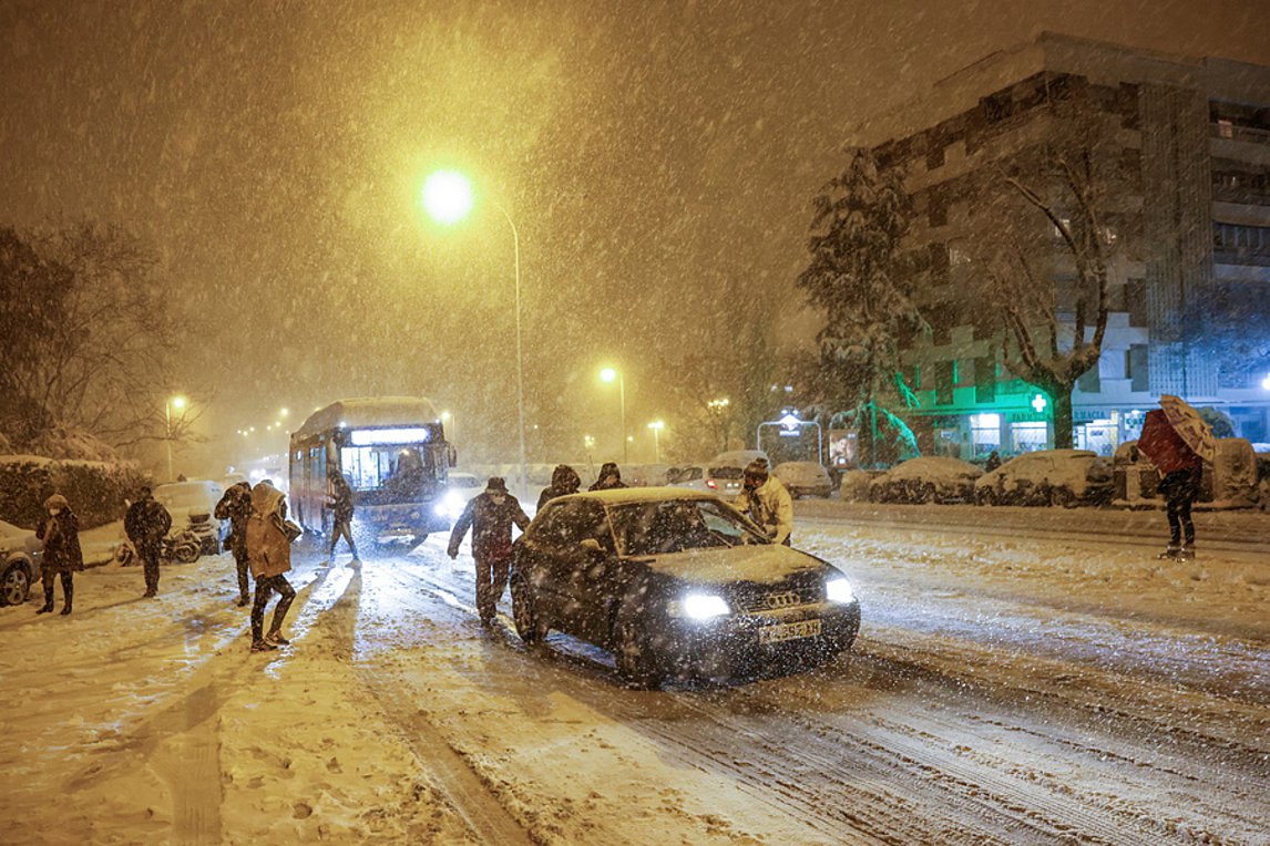 Χιονοθύελλα σαρώνει την Ισπανία: Δύο νεκροί - Στρατιώτες διέσωσαν  εγκλωβισμένους οδηγούς - ΒΙΝΤΕΟ | ενότητες, κόσμος | Real.gr