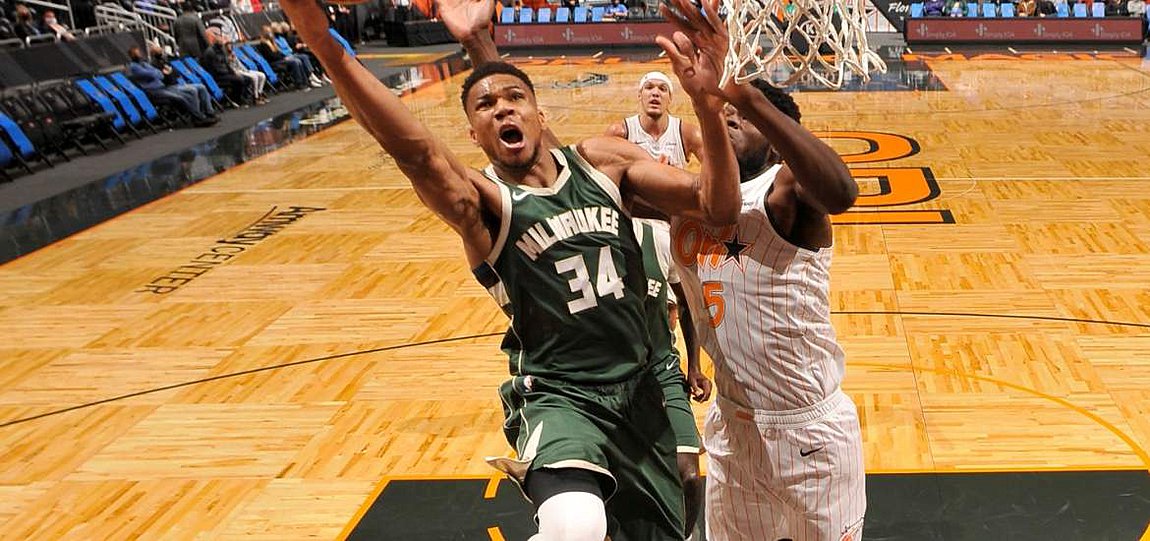 ΒΙΝΤΕΟ: Επέστρεψε δυνατός ο Γιάννης, άγγιξαν κορυφή στην Ανατολή οι Μπακς