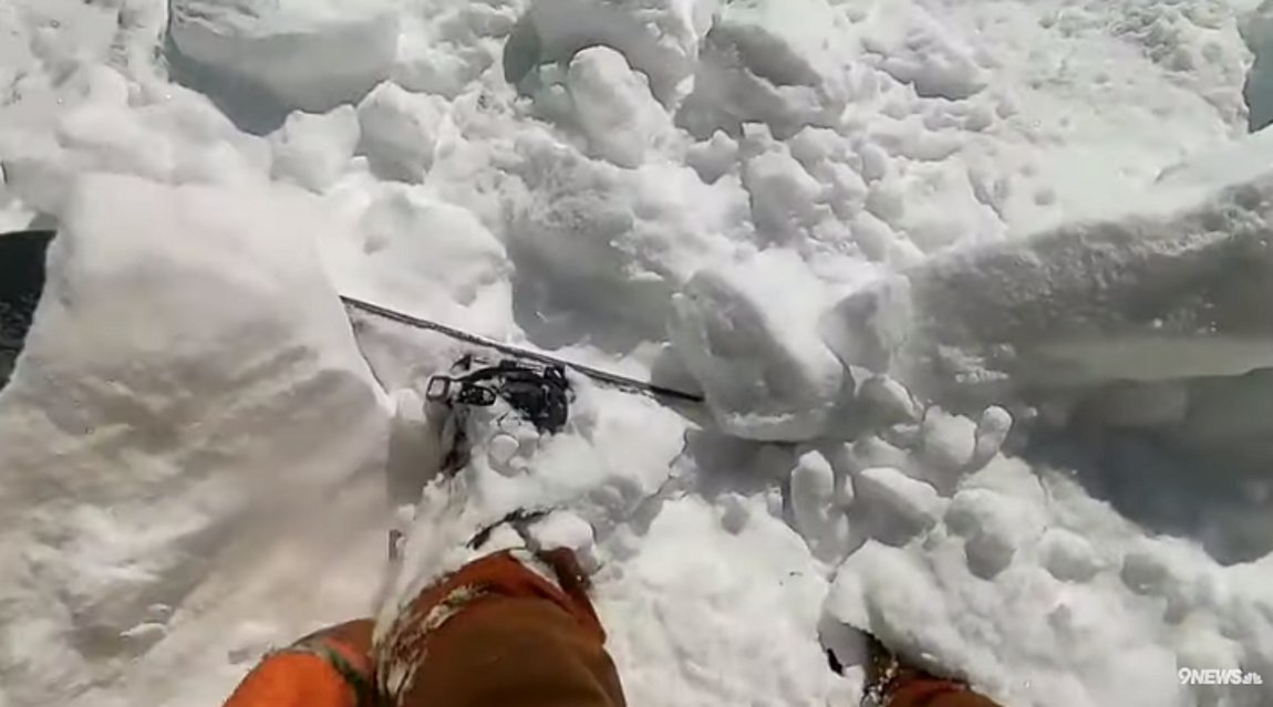 Η στιγμή που snowboarder παρασύρεται από χιονοστιβάδα – BINTEO