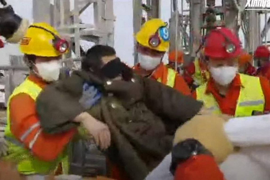 Κίνα: Διασώθηκε ένας από τους 22 μεταλλωρύχους που είχαν παγιδευτεί – BINTEO