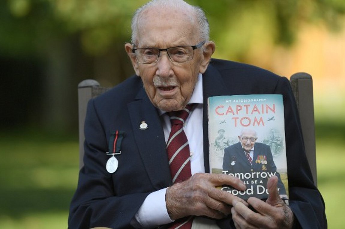 Η Βρετανία πενθεί τον «ήρωα του lockdown», τον κάπταιν Τομ Μουρ