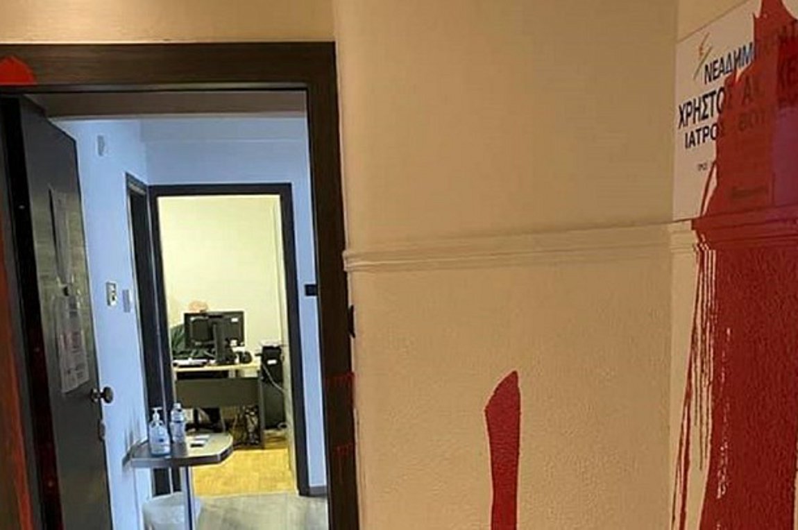 Λάρισα: Επίθεση στο πολιτικό γραφείο του Χρήστου Κέλλα – ΦΩΤΟ