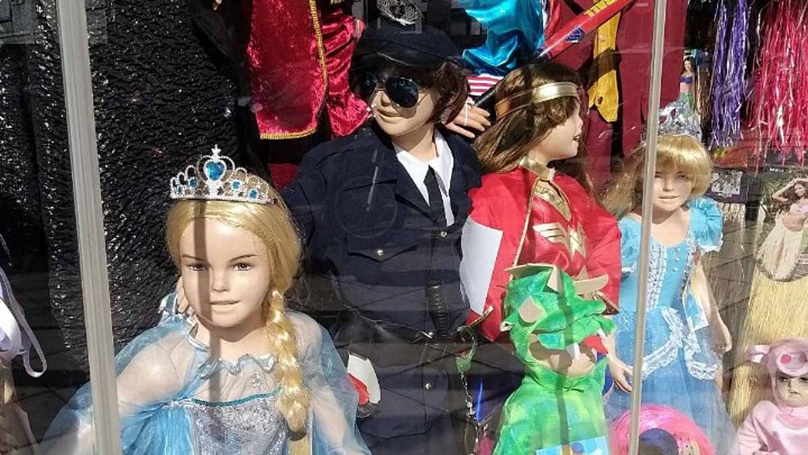 Αποκριάτικες στολές… σε αναμονή στα καταστήματα με εποχικά είδη