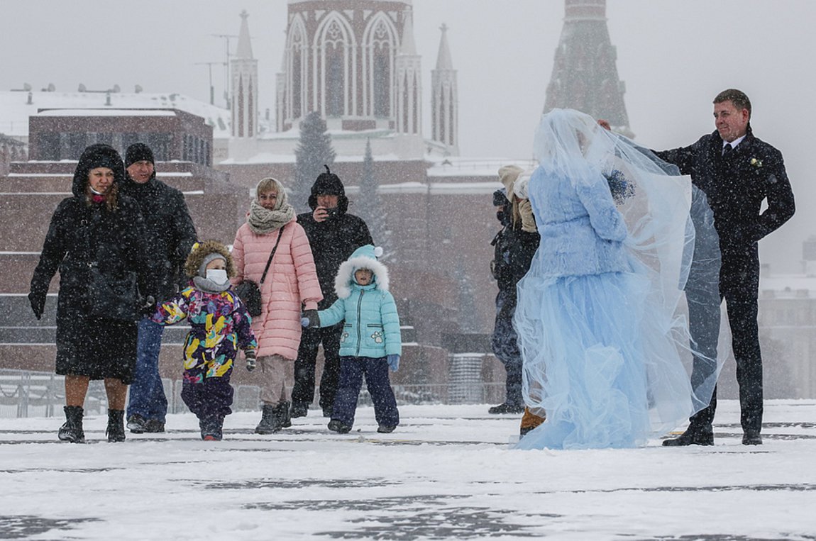 Σφοδρές χιονοπτώσεις σαρώνουν τη Μόσχα