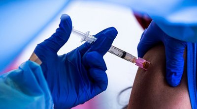 Μόσιαλος: Το νέο εμβόλιο από Οκτώβρη έχει νόημα μόνο αν αντιμετωπίζει την υπο-παραλλαγή Β5