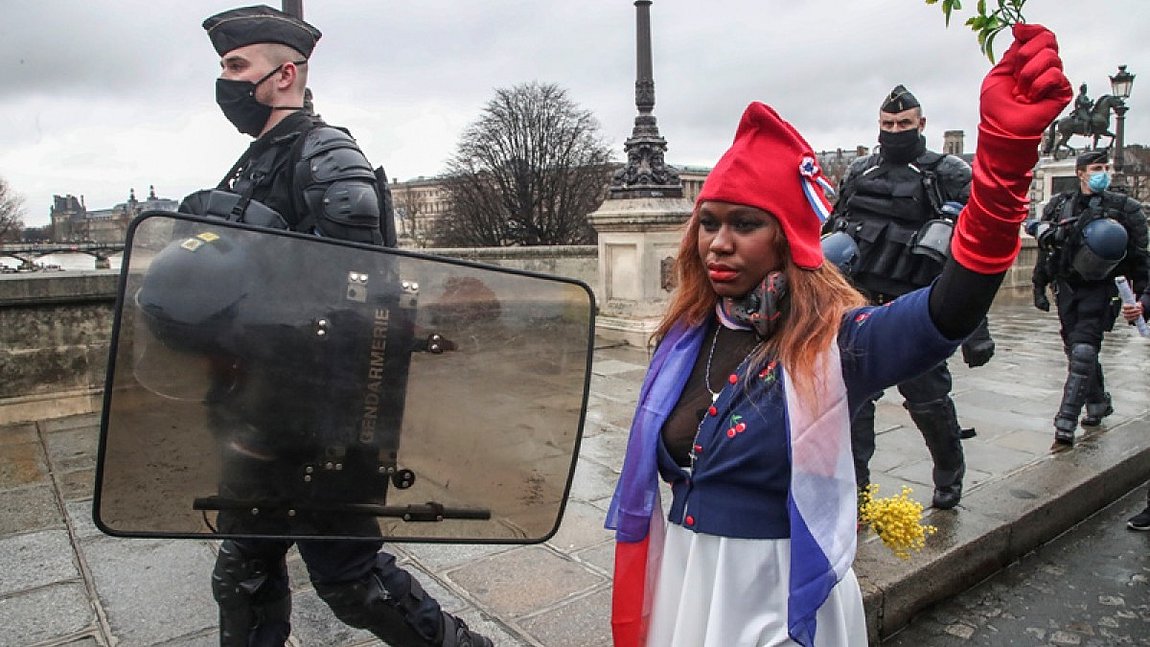 Γαλλία: Οι αρχές θέλουν να θέσουν εκτός νόμου ακροδεξιά, αντιμεταναστευτική οργάνωση