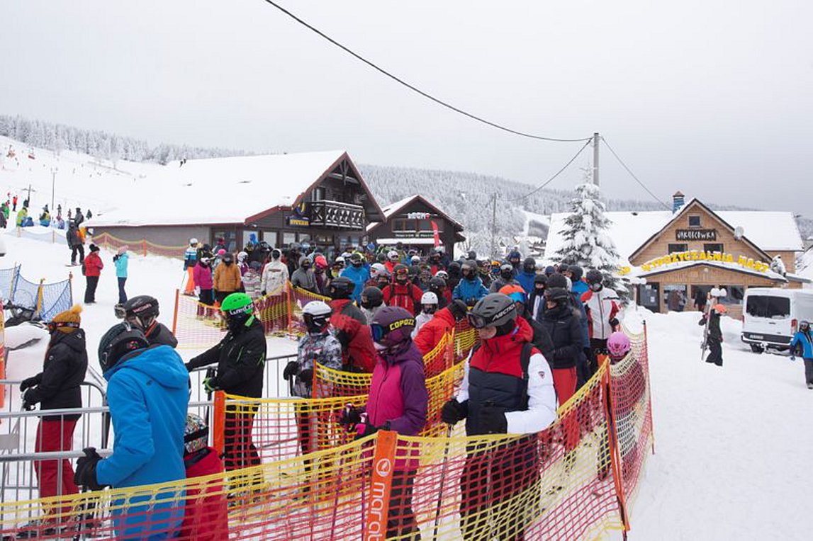 Στα χιονοδρομικά κέντρα, οι Πολωνοί γιορτάζουν τη μερική χαλάρωση των μέτρων