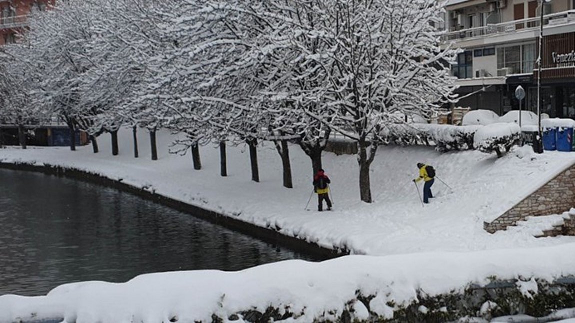 Το έστρωσε στα Τρίκαλα: Βγήκαν για σκι στις όχθες του Ληθαίου – ΒΙΝΤΕΟ