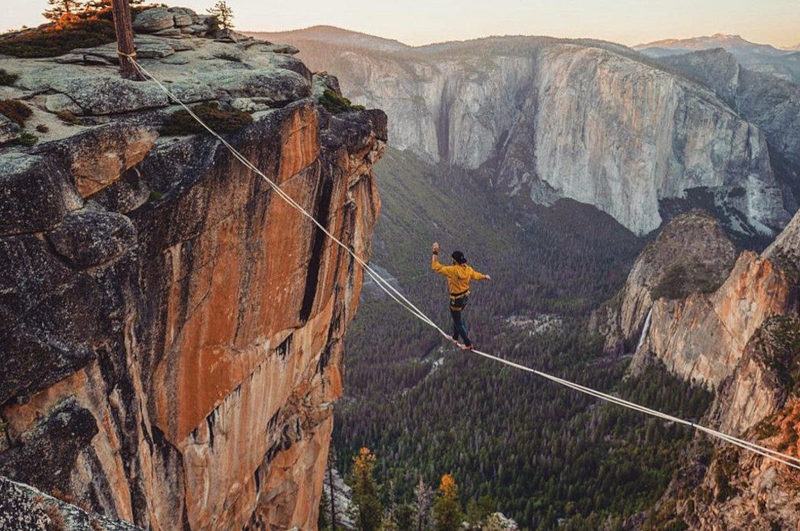 Ο άνθρωπος που διασχίζει τον κόσμο πάνω σε έναν ιμάντα – ΒΙΝΤΕΟ
