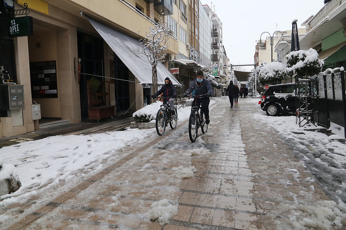 Συνεχίζεται η χιονόπτωση στη Λάρισα – Στους -4°C ο υδράργυρος