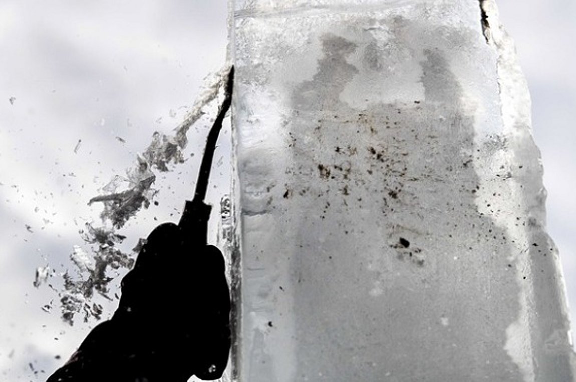 Ο «Ice Man» φωτογραφίζει την παγωνιά του χειμώνα