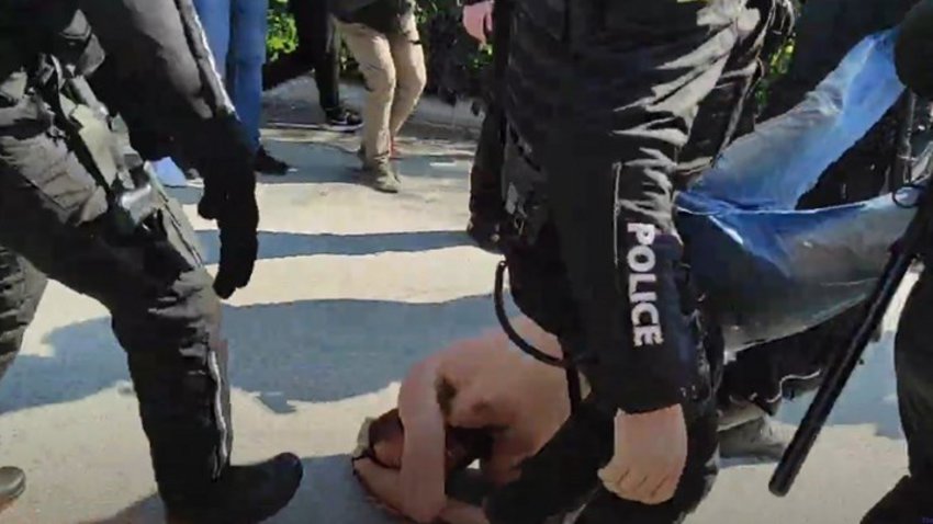 Αστυνομικοί ρίχνουν σπρέι και σέρνουν διαδηλωτή μέσα από το ΑΠΘ κατά τη διαμαρτυρία για την πανεπιστημιακή αστυνομία - ΒΙΝΤΕΟ