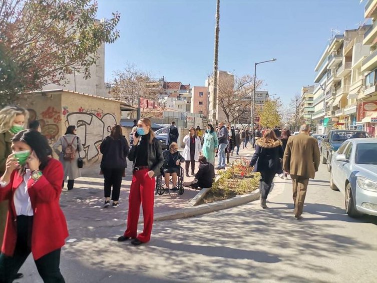 Ισχυρός σεισμός στη Θεσσαλία: Βγήκαν στους δρόμους οι κάτοικοι της Λάρισας - Οι πρώτες εικόνες