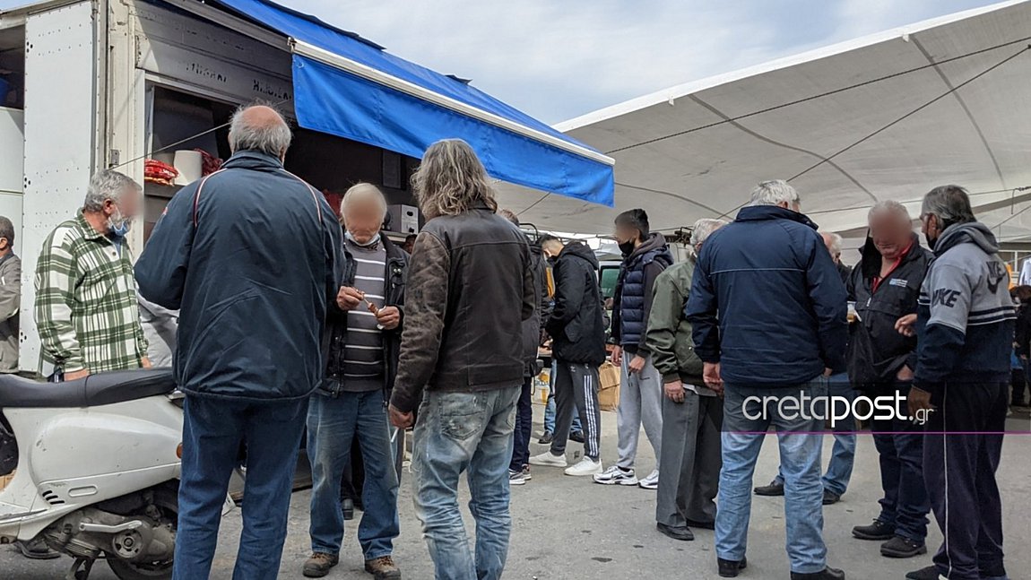 Κορωνοϊός – Ηράκλειο: Συνωστισμός, μπύρες και σουβλάκια σε λαϊκή αγορά