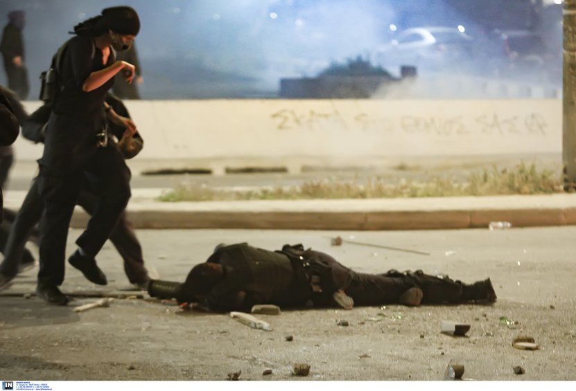 Πρωτοφανής βία στη Ν. Σμύρνη: Σοβαρά τραυματίας αστυνομικός – Νέο βίντεο