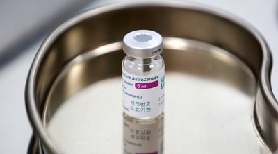 ΕΜΑ: Νέα πιθανή παρενέργεια για τα εμβόλια AstraZeneca και Johnson & Johnson