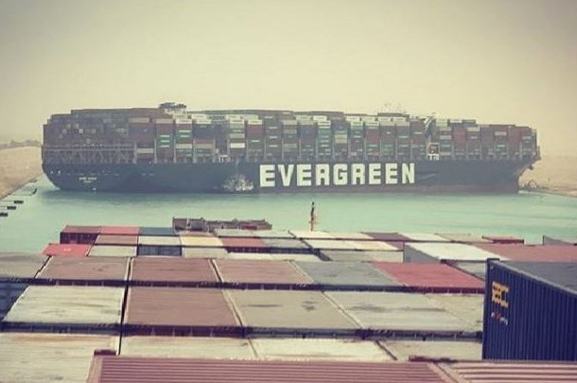 Γιγαντιαίο πλοίο προσάραξε και έκλεισε τη Διώρυγα του Σουέζ – ΒΙΝΤΕΟ