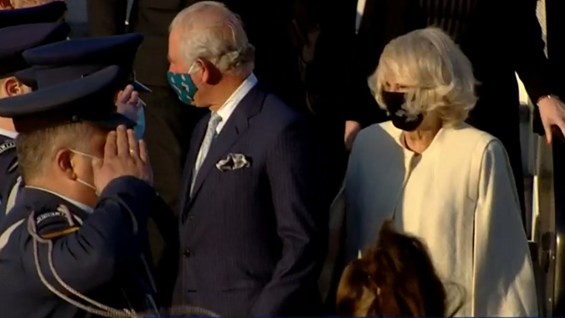 Στην Αθήνα Κάρολος και Καμίλα – Τους υποδέχθηκε ο υπουργός Εξωτερικών Νίκος Δένδιας