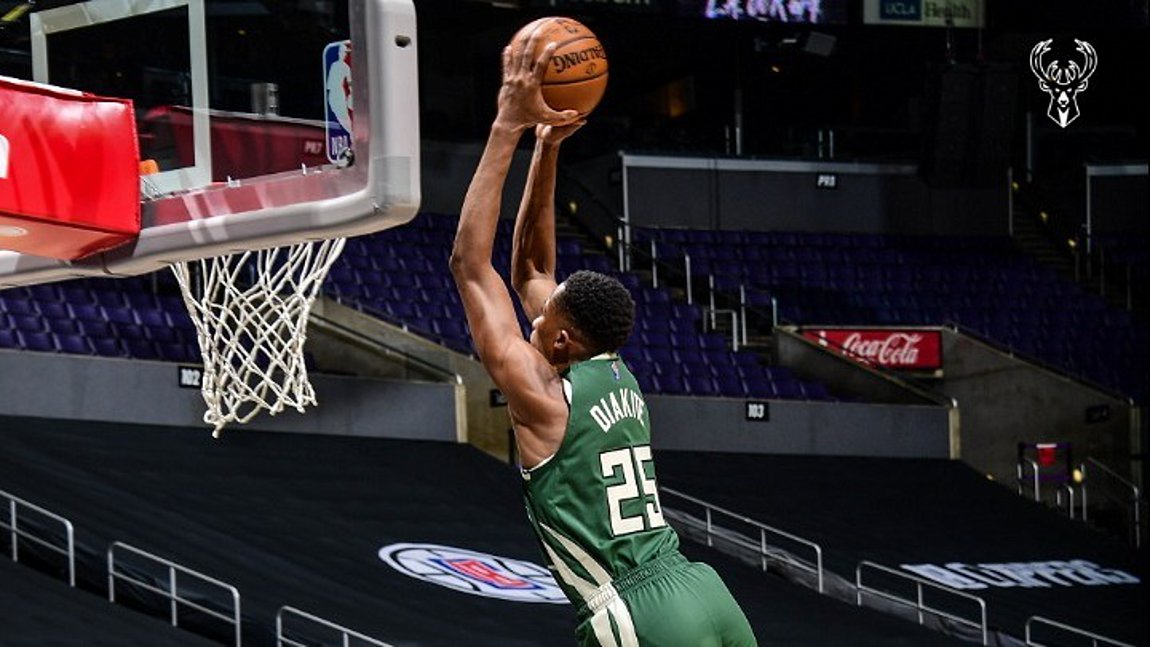 ΒΙΝΤΕΟ: Διασυρμός για Μπακς από Κλίπερς, μόνος του έπαιζε ο Γιάννης