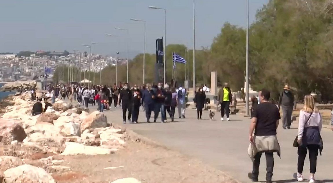 «Γιόρτασαν» την χαλάρωση των μέτρων με βόλτα στην παραλία – BINTEO