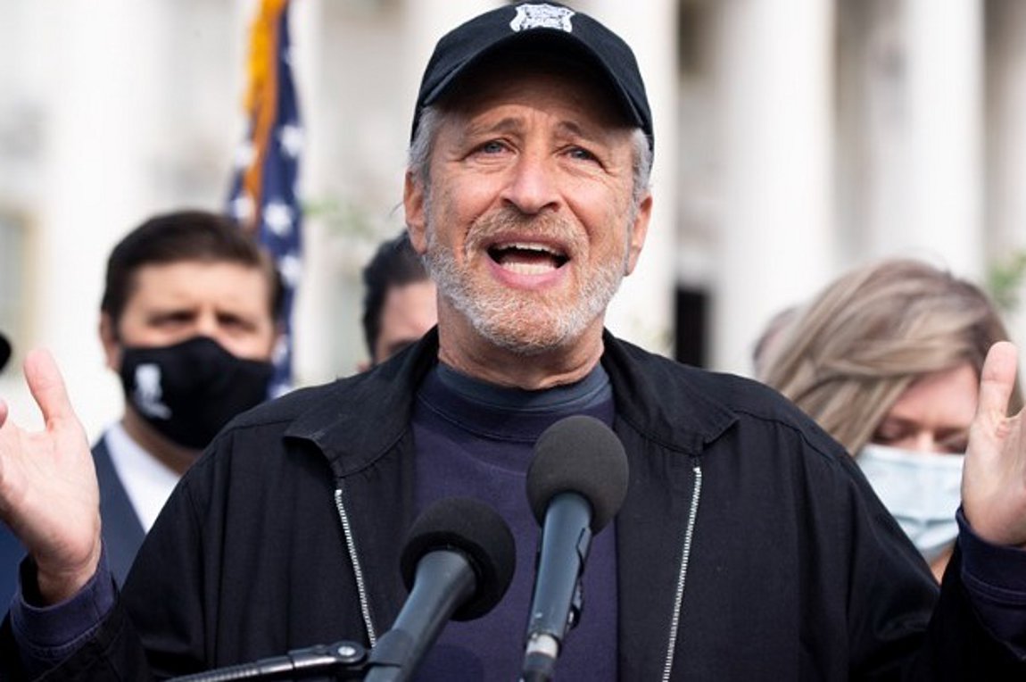 Ο Τζον Στιούαρτ επιστρέφει στην τηλεόραση