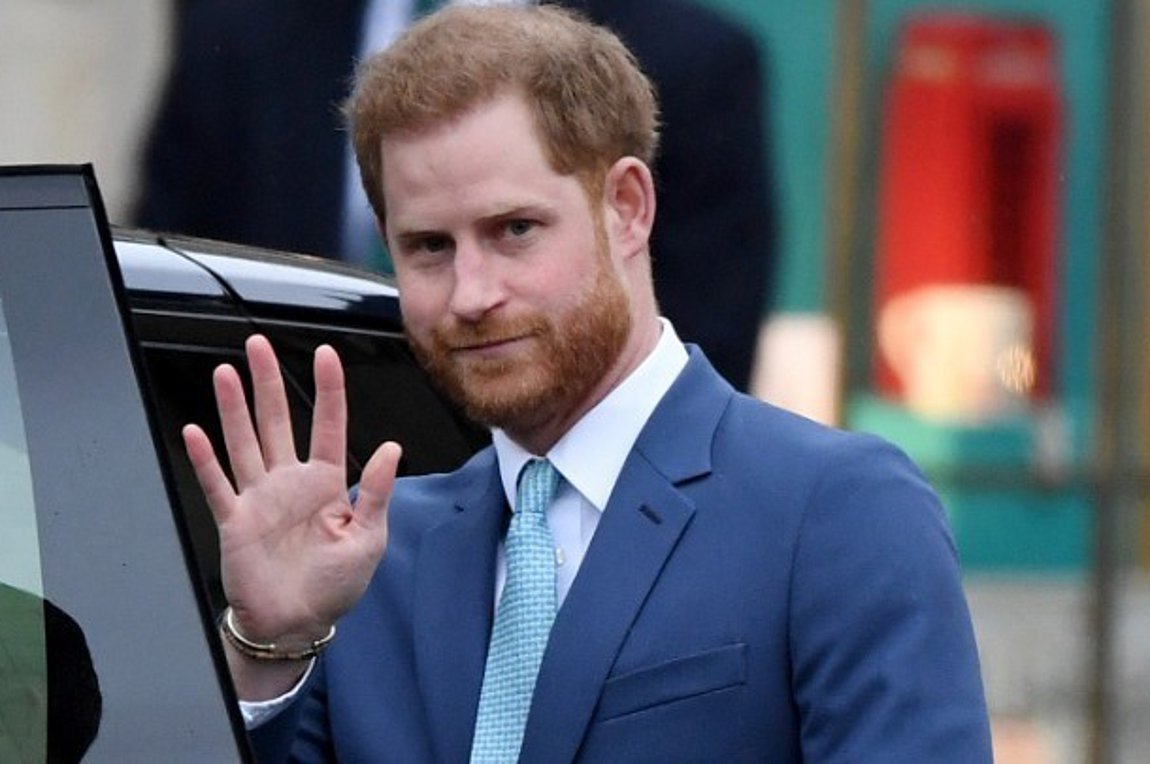 Ο πρίγκιπας Χάρι επέστρεψε στο Ηνωμένο Βασίλειο για την κηδεία του Φιλίππου | ενότητες, κόσμος | Real.gr
