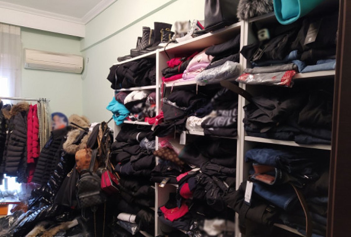 Θεσσαλονίκη: Εντοπίστηκε οικία-αποθήκη με «μαϊμού» προϊόντα – Συνελήφθησαν 4 άτομα