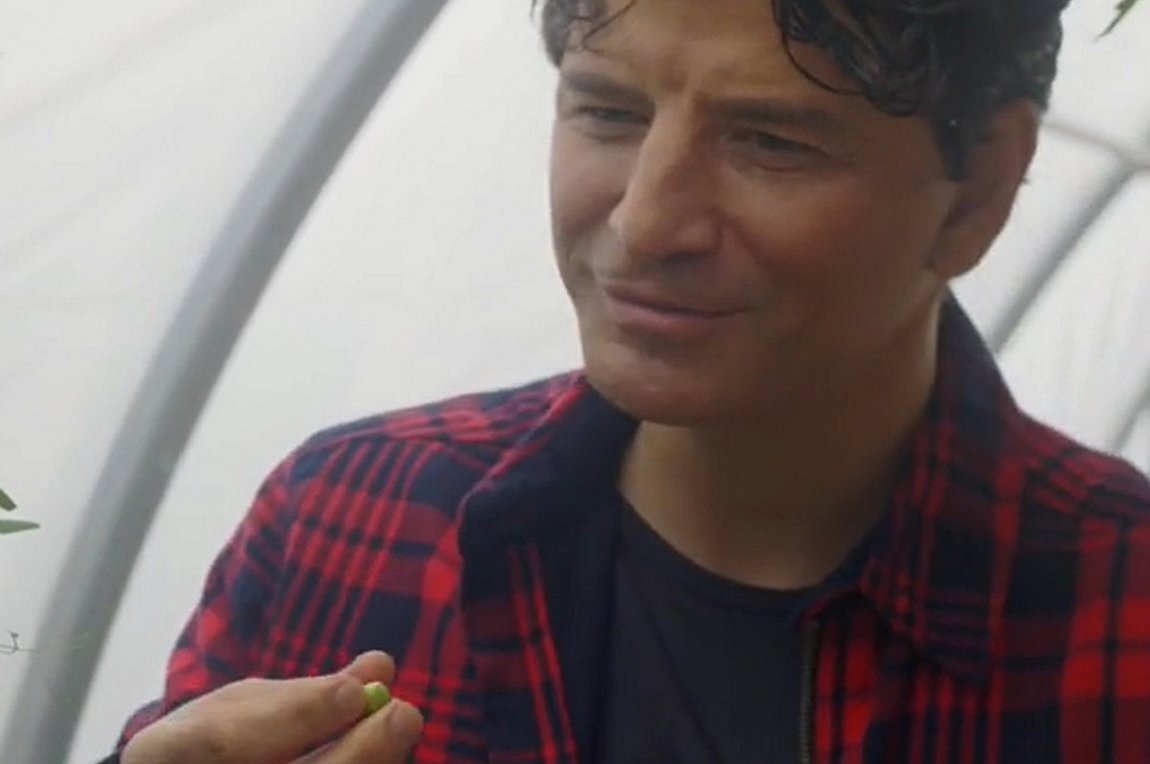 Σάκης Ρουβάς: Μας ξεναγεί στο θερμοκήπιό του και μαζεύει λαχανικά – ΒΙΝΤΕΟ