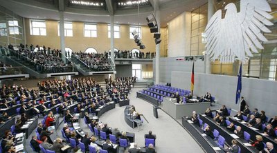 Γερμανία: Έντονες αντιδράσεις για τη διατήρηση ισχύος του πιστοποιητικού ίασης βουλευτών στους 6 μήνες έναντι 3 των πολιτών