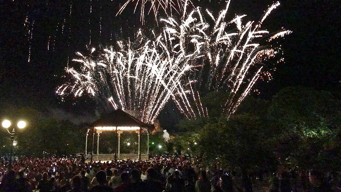 Κέρκυρα: Γέμισε πυροτεχνήματα ο ουρανός τα μεσάνυχτα – BINTEO