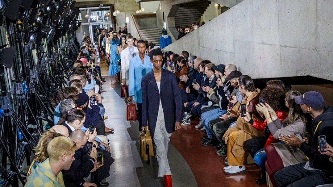 Οι ζωντανές επιδείξεις μόδας επιστρέφουν στο Παρίσι