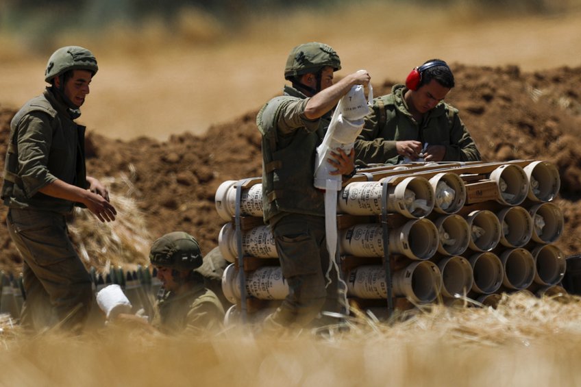 Κρίσιμες ώρες: Το Ισραήλ ετοιμάζει χερσαία επέμβαση - Άρματα μάχης στα σύνορα με τη Γάζα