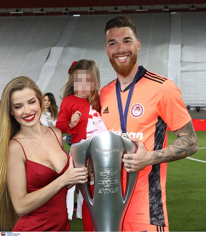 Έλαμψε η καλλονή σύζυγος του Σα στη φιέστα του Ολυμπιακού