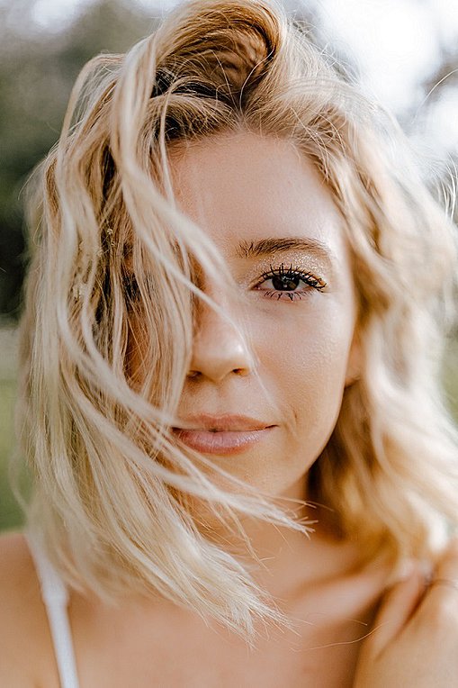 Το πιο αμφιλεγόμενο brow trend επανήλθε δυναμικά