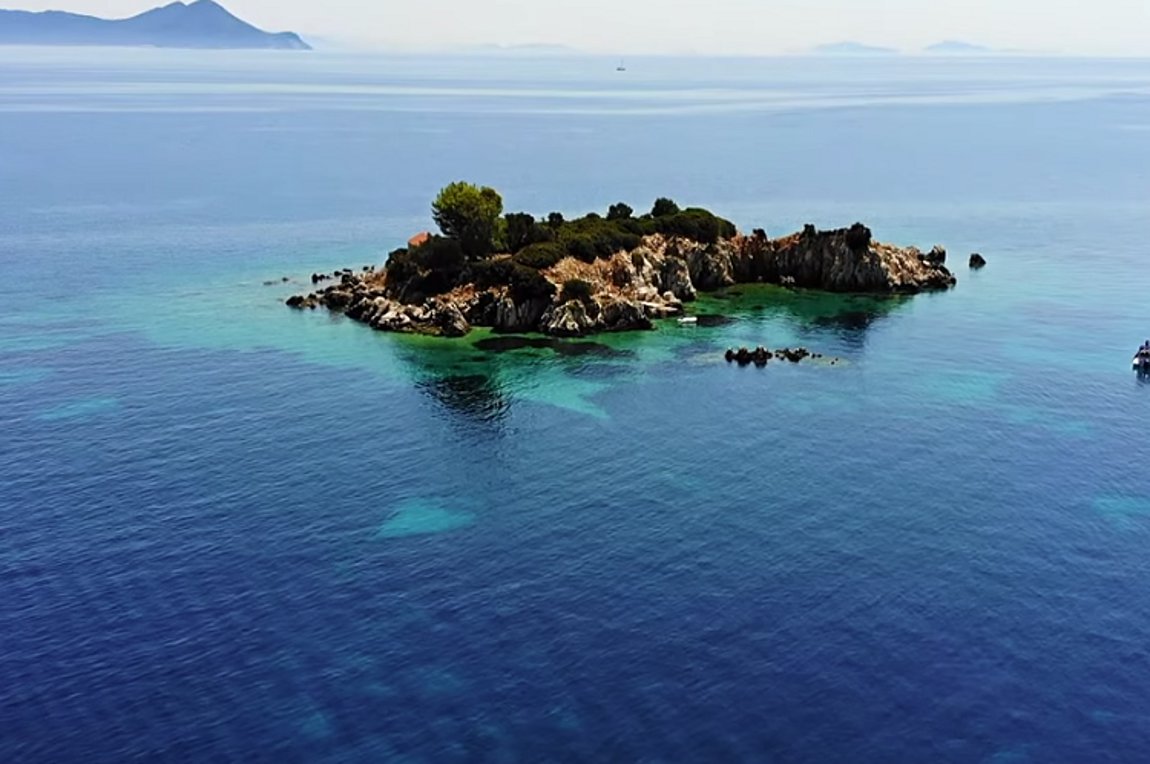 Το νησάκι του Αγίου Νικολάου στο ατελείωτο γαλάζιο της Ιθάκης – ΒΙΝΤΕΟ