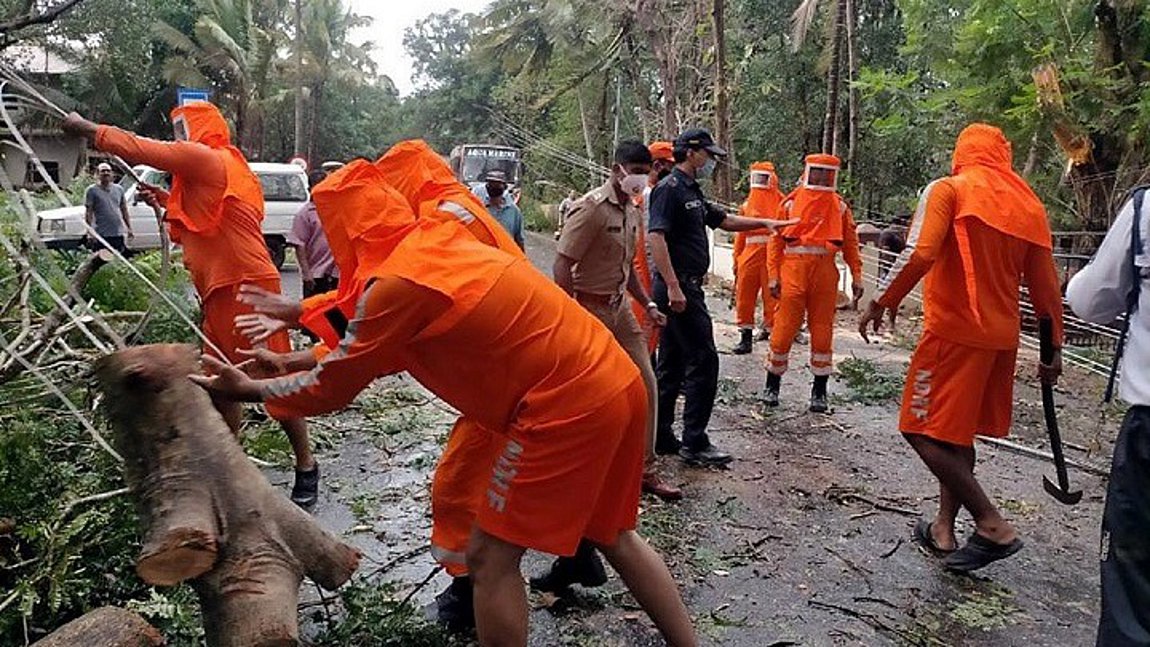Ινδία: Δεκάδες χιλιάδες άνθρωποι απομακρύνονται καθώς ο κυκλώνας Γκούλαμπ πλησιάζει