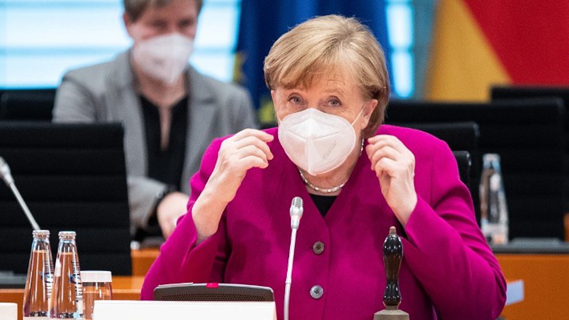 Eξαιρετικά δημοφιλής η Μέρκελ στην ΕΕ λίγο πριν το «τέλος εποχής» της