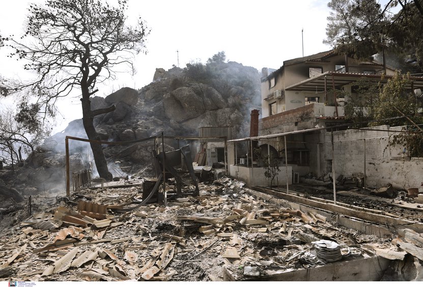 Σε εξέλιξη η φωτιά στον Σχίνο Κορινθίας - Κάηκαν σπίτια και δεκάδες στρέμματα δάσους