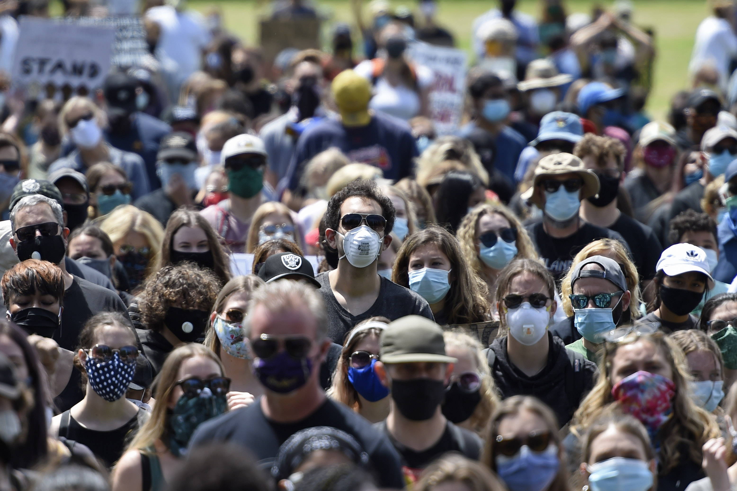 На каком канале идет маска. Ковид 19 люди в масках Россия. Люди в масках коронавирус. Толпа в масках. Толпа людей в масках.