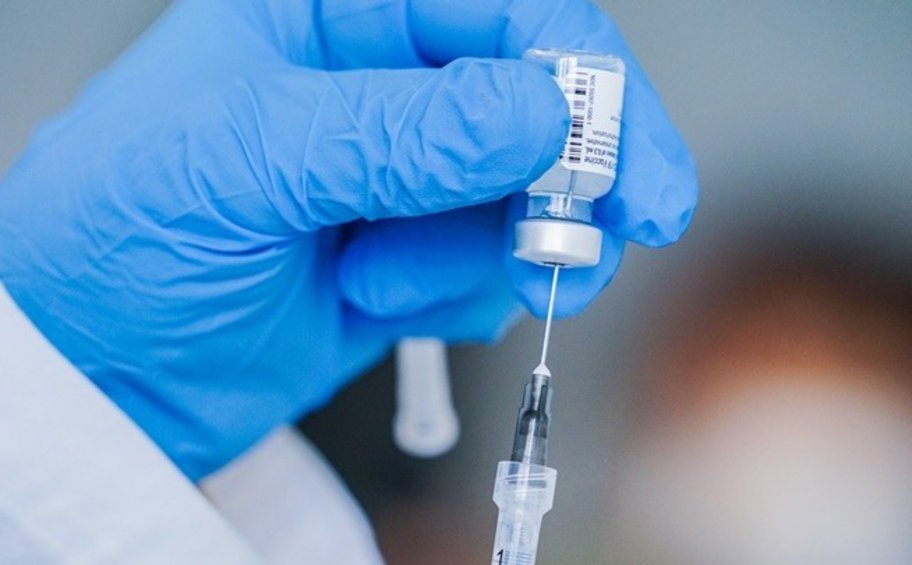 NYT: Η κατανόηση του πλήρους φάσματος των παρενεργειών των εμβολίων κατά του κορωνοϊού ίσως διαρκέσει χρόνια