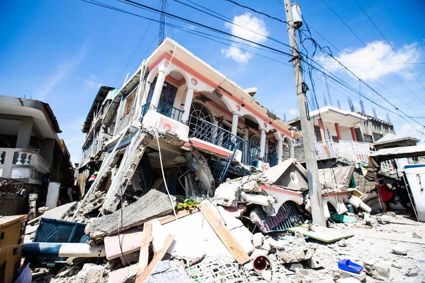Φονικός σεισμός στην Αϊτή: Εικόνες βιβλικής καταστροφής - Πάνω από 300 οι νεκροί - Έκκληση για ανθρωπιστική βοήθεια