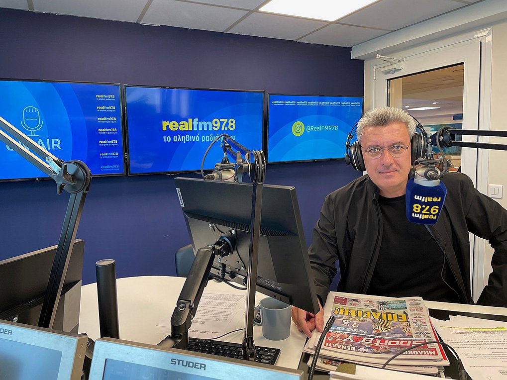 Ο Νίκος Χατζηνικολάου εγκαινιάζει τα νέα στούντιο του Realfm 97,8