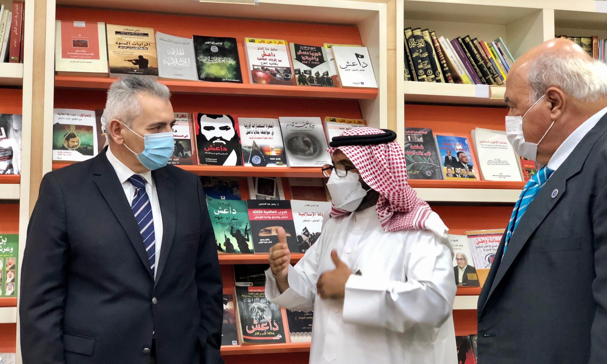 Στη βιβλιοθήκη του Intellectual Warfare Center έχουν συγκεντρωθεί εκδόσεις που παραποιούν τα διδάγματα του Ισλάμ και προάγουν τον φονταμενταλισμό.
