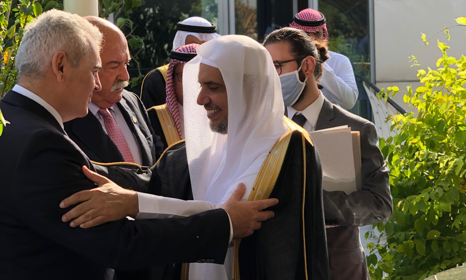 Ο σεΐχης Mohammad Alissa υποδέχεται τον επικεφαλής της ΔΣΟ Μάξιμο Χαρακόπουλο στην έδρα της Παγκόσμιας Μουσουλμανικής Λίγκας. Ο σεΐχης Mohammad Alissa υποδέχεται τον επικεφαλής της ΔΣΟ Μάξιμο Χαρακόπουλο στην έδρα της Παγκόσμιας Μουσουλμανικής Λίγκας.