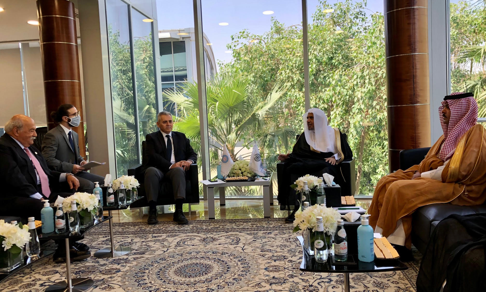 Σε εγκάρδιο κλίμα πραγματοποιήθηκαν οι συνομιλίες του ΓΓ της ΔΣΟ και του ΓΓ της Λίγκας. Σε εγκάρδιο κλίμα πραγματοποιήθηκαν οι συνομιλίες του ΓΓ της ΔΣΟ και του ΓΓ της Λίγκας.