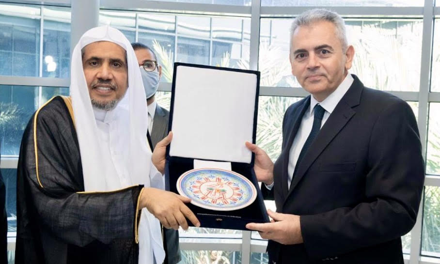 Ο Μάξιμος Χαρακόπουλος προσφέρει στον σεΐχη Mohammad Alissa δώρο με το έμβλημα της ΔΣΟ. Ο Μάξιμος Χαρακόπουλος προσφέρει στον σεΐχη Mohammad Alissa δώρο με το έμβλημα της ΔΣΟ.