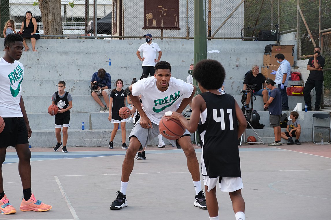 Ο Γιάννης Αντετοκούνμπο στην AntetokounBros Academy