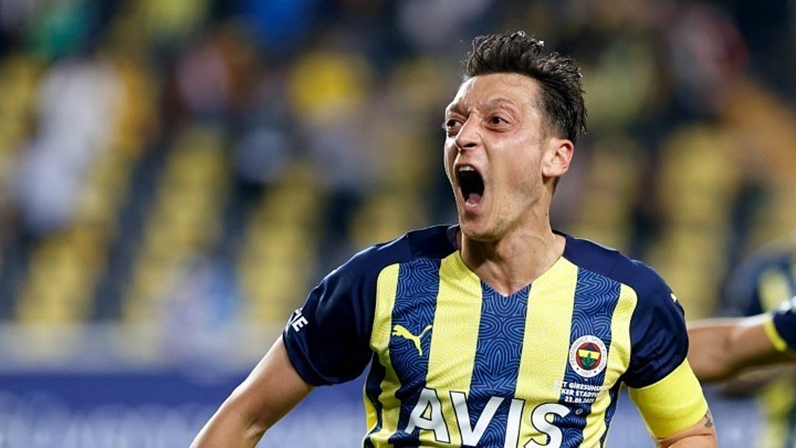 Κρίση στη Φενέρμπαχτσέ: Ο Οζίλ πέταξε τη φανέλα του στον Περέιρα!